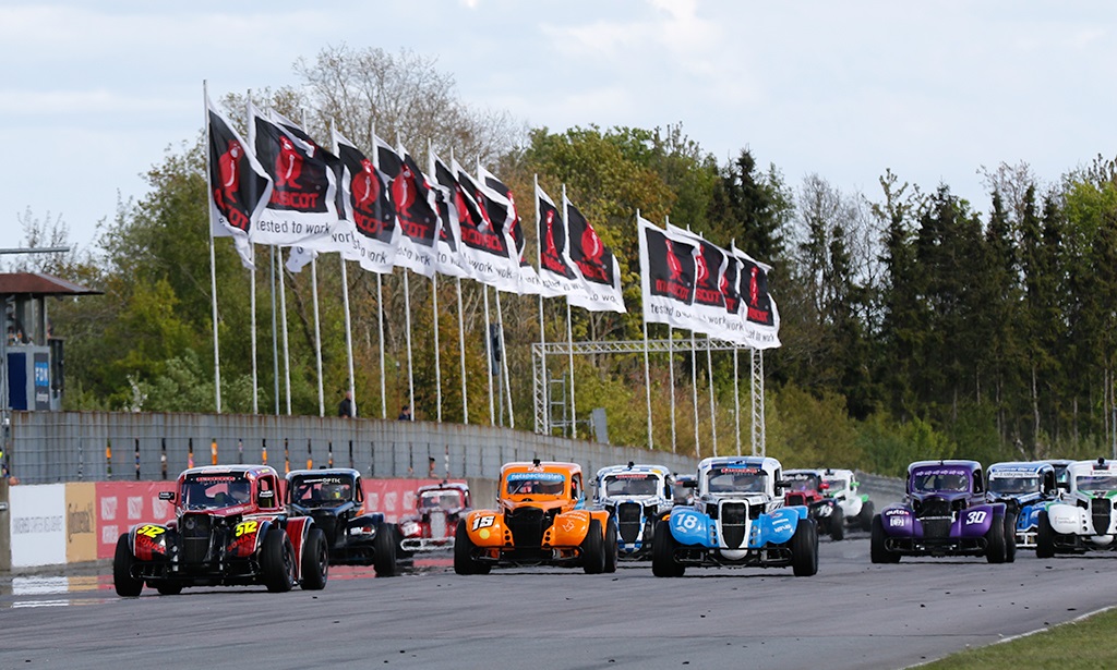 Legend Car køreren Kevin Verner kommer til den tredje afdeling på Ring Djursland med en komfortabel føring efter scoringen af fuldt hus i sæsonens to indledende afdelinger.
(Foto: Motorsporten.dk)